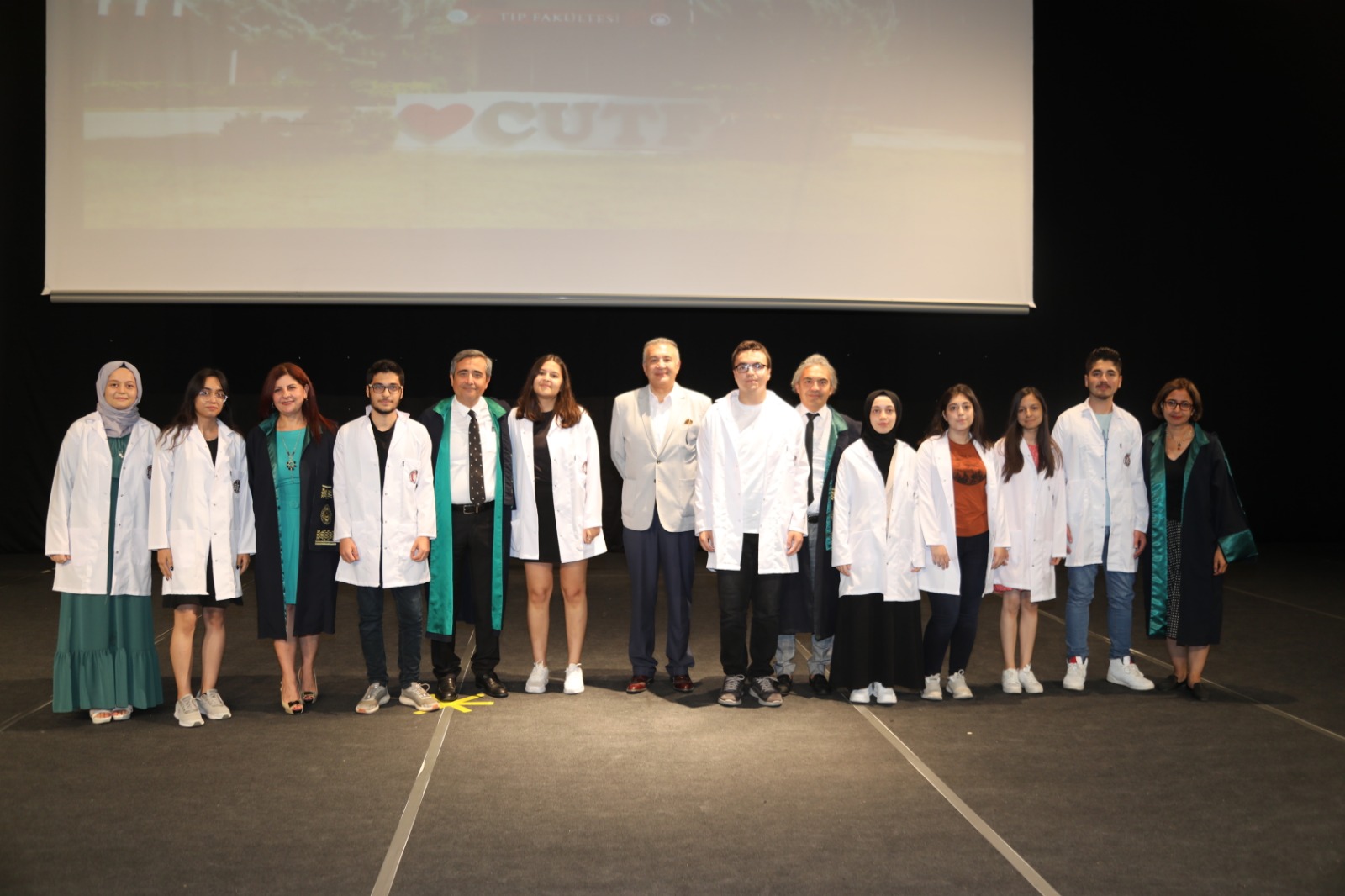 Çukurovalı Üniversitesi Tıp Fakültesinde 408 Birinci Sınıf Öğrencisi Beyaz Önlüklerini Törenle Giydi (2) (1)