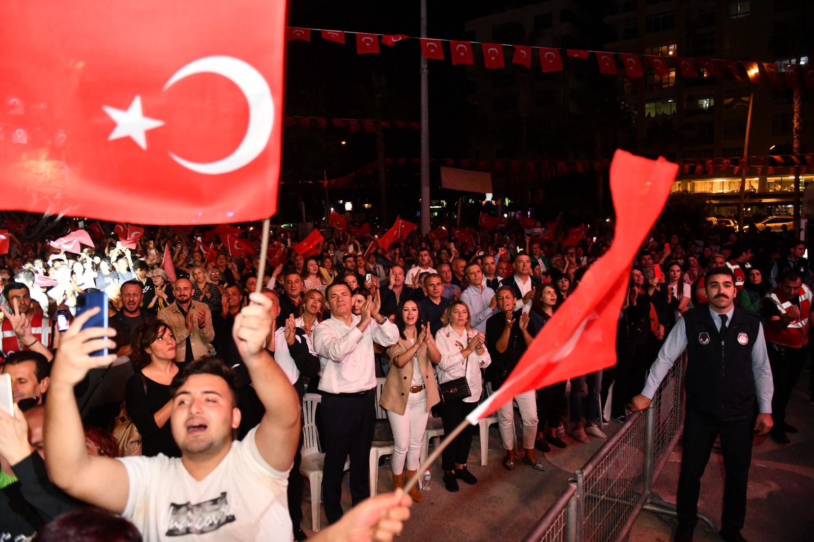 Cumhuriyet Bayramı Yenişehir'de Volkan Konak konseriyle kutlandı (4)