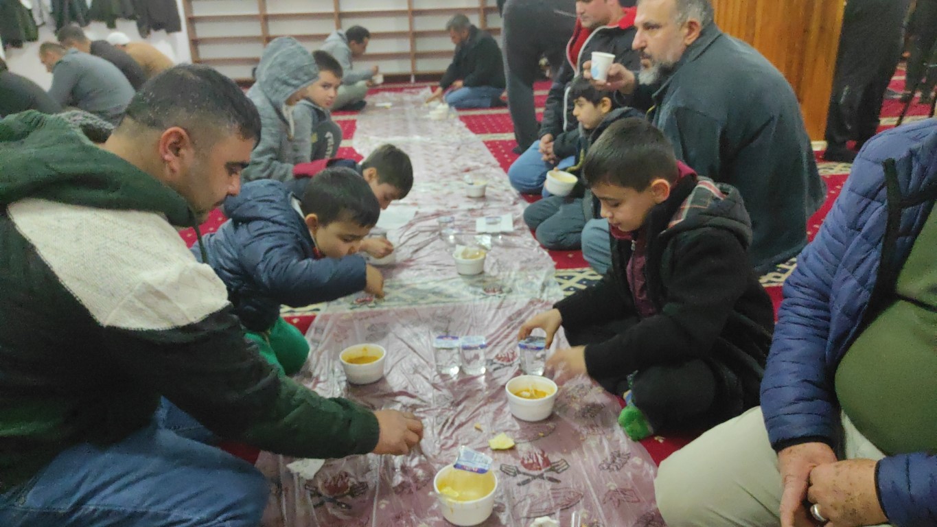 Adana’da Çocuklar Aileleriyle Sabah Namazında Buluştu22 (Orta)