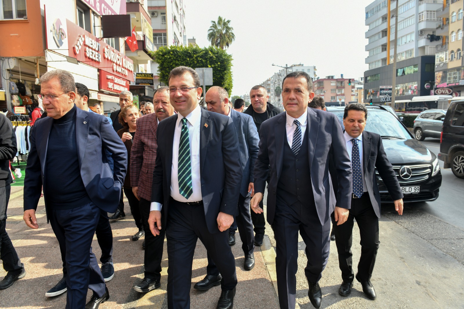Ekrem İmamoğlu, Yenişehir’de Alanya Sokağı esnafını ziyaret etti (4)