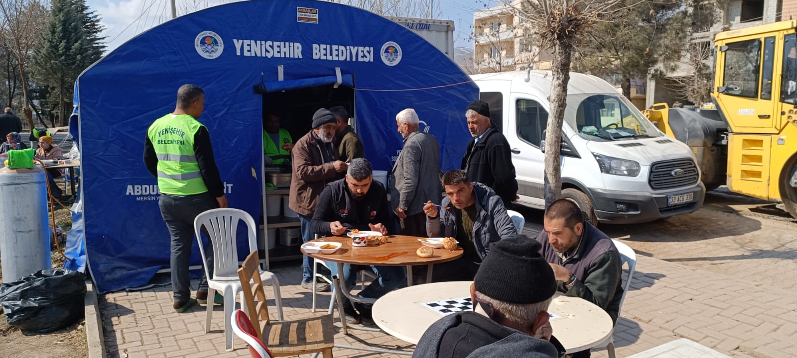 Yenişehir Belediyesi Adıyaman’da her gün 4 bin kişiye yemek ikram ediyor (4)