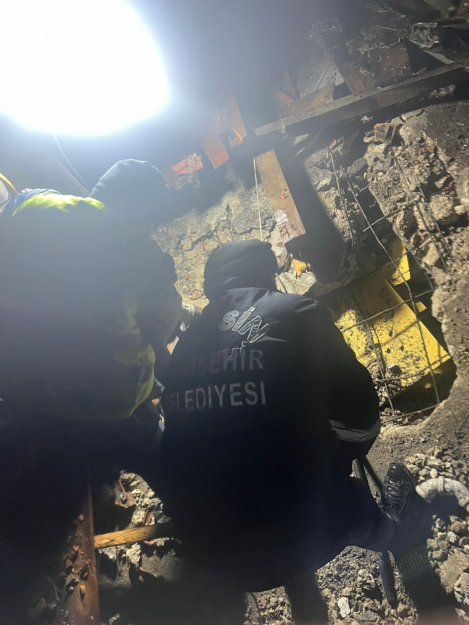 Yenişehir Belediyesi ekipleri 4 kişiyi enkaz altından çıkartmayı başardı (2)