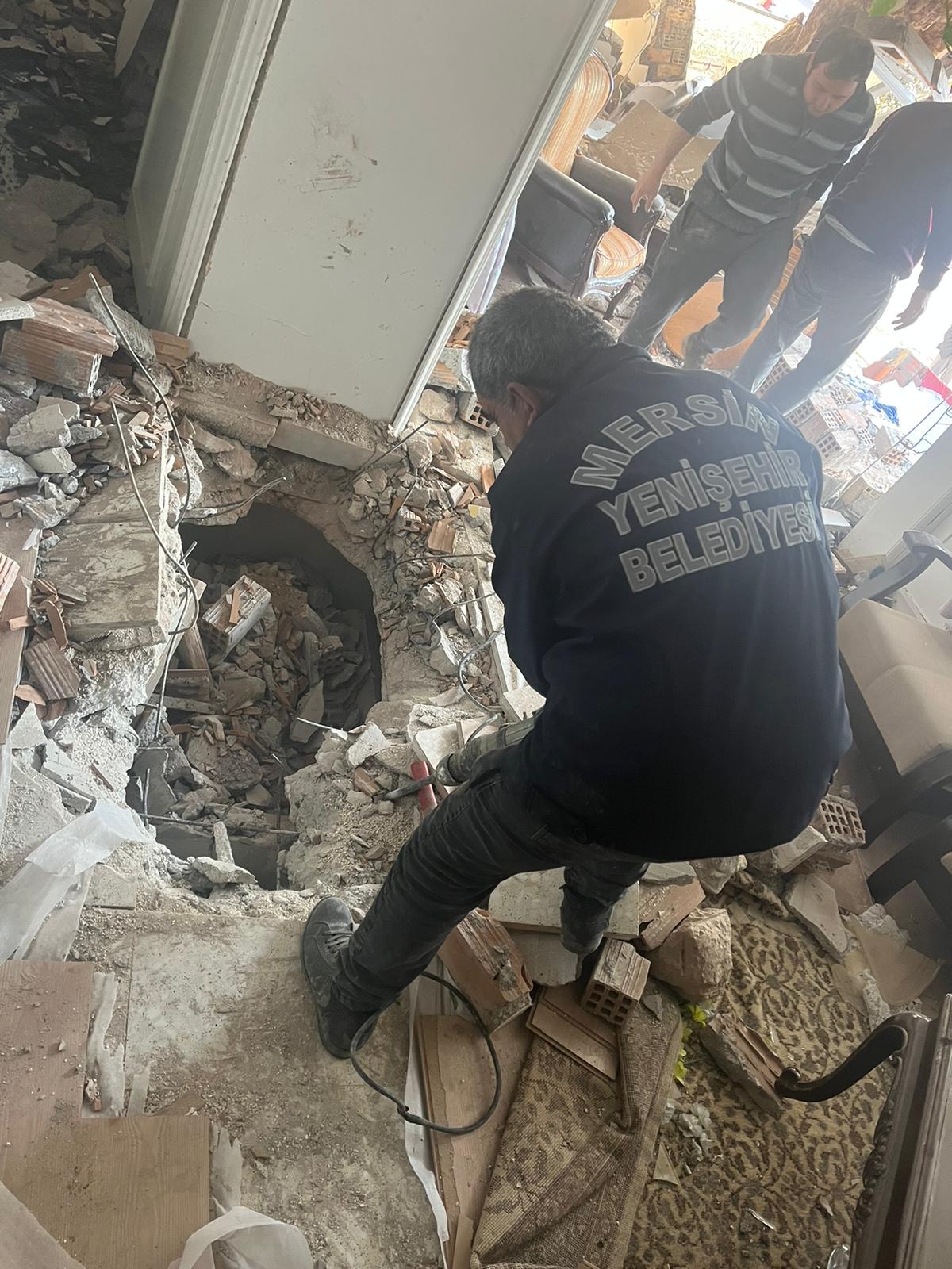 Yenişehir Belediyesi ekipleri 4 kişiyi enkaz altından çıkartmayı başardı (3)
