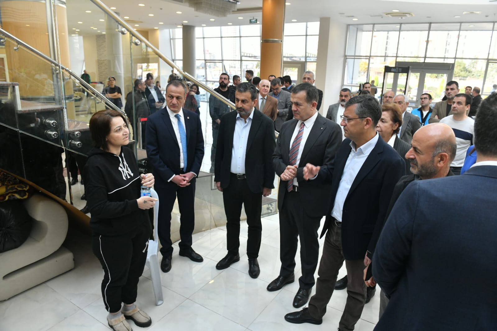 CHP'li Özgür Özel, Yenişehir Belediyesi Giysi Evi'nde depremzedeleri ziyaret etti (1)