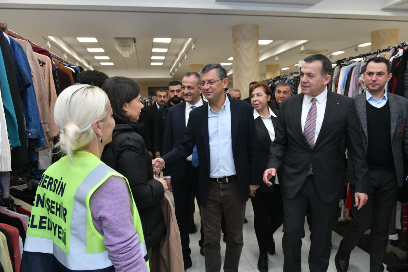 CHP'li Özgür Özel, Yenişehir Belediyesi Giysi Evi'nde depremzedeleri ziyaret etti (2)