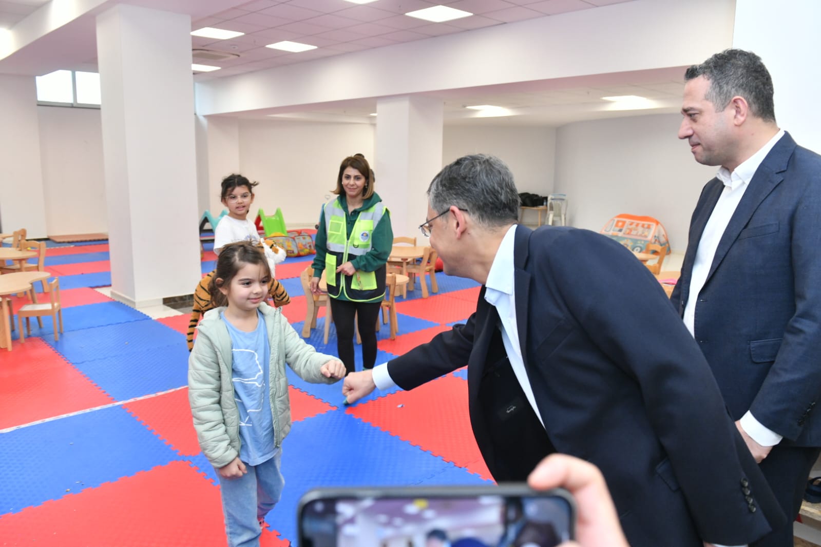 CHP'li Özgür Özel, Yenişehir Belediyesi Giysi Evi'nde depremzedeleri ziyaret etti (3)