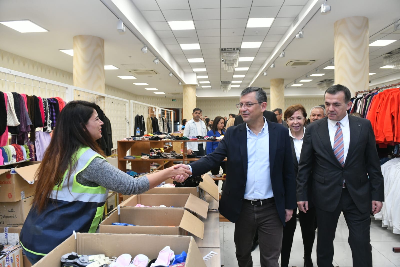 CHP'li Özgür Özel, Yenişehir Belediyesi Giysi Evi'nde depremzedeleri ziyaret etti (5)