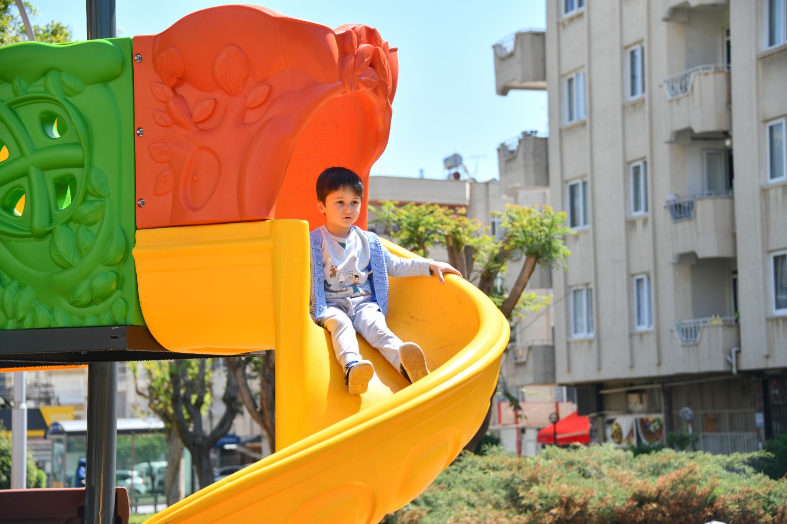 Yenişehir Belediyesi yakılan çocuk oyun grubunu yeniledi (4)