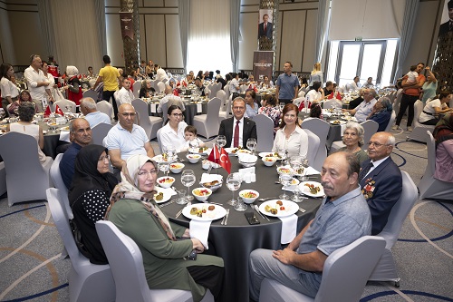 BAŞKAN SEÇER VE EŞİ MERAL SEÇER,  15 TEMMUZ ANMASINDA ŞEHİT AİLELERİ, GAZİLER VE GAZİ AİLELERİ İLE YEMEKTE BULUŞTU (1)