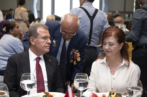 BAŞKAN SEÇER VE EŞİ MERAL SEÇER,  15 TEMMUZ ANMASINDA ŞEHİT AİLELERİ, GAZİLER VE GAZİ AİLELERİ İLE YEMEKTE BULUŞTU (3)
