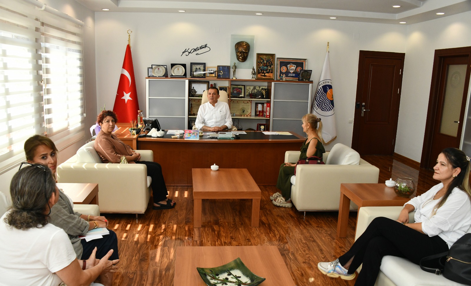 Depremzede kadınlardan Başkan Abdullah Özyiğit’e teşekkür ziyareti (4)