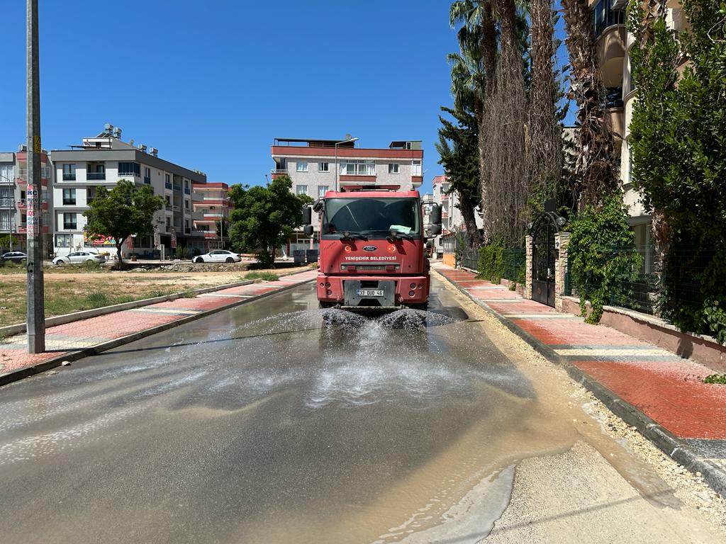 Yenişehir Belediyesi kent genelinde temizlik çalışmalarını sürdürüyor (2)