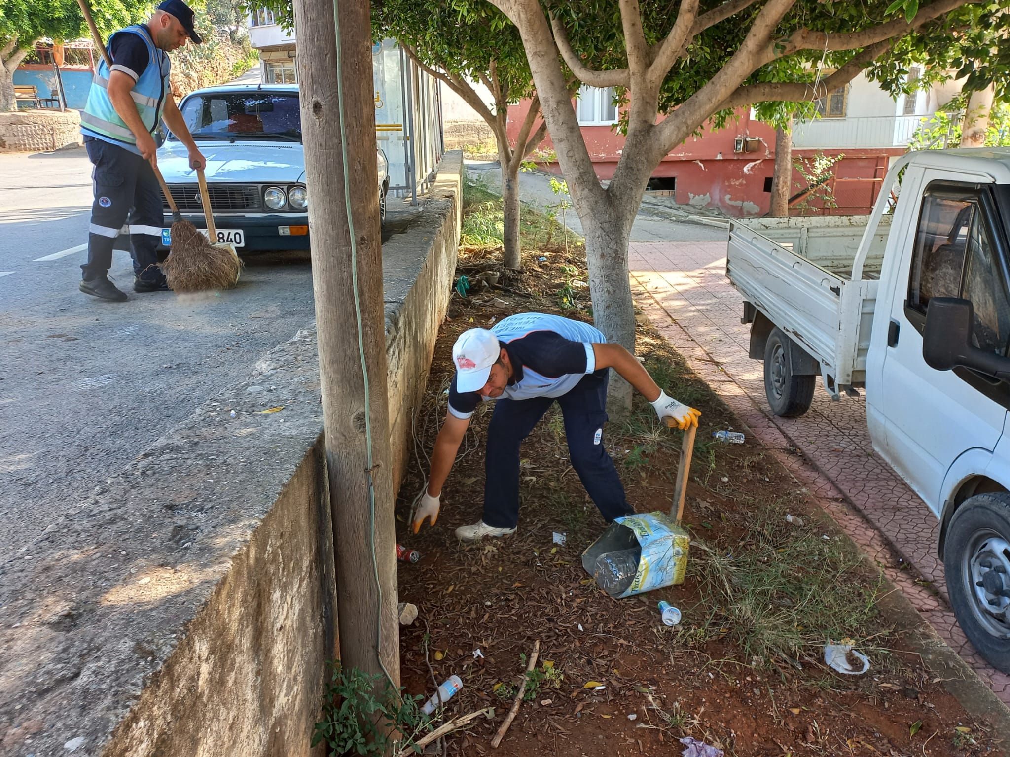 Yenişehir Belediyesi kent genelinde temizlik çalışmalarını sürdürüyor (3)