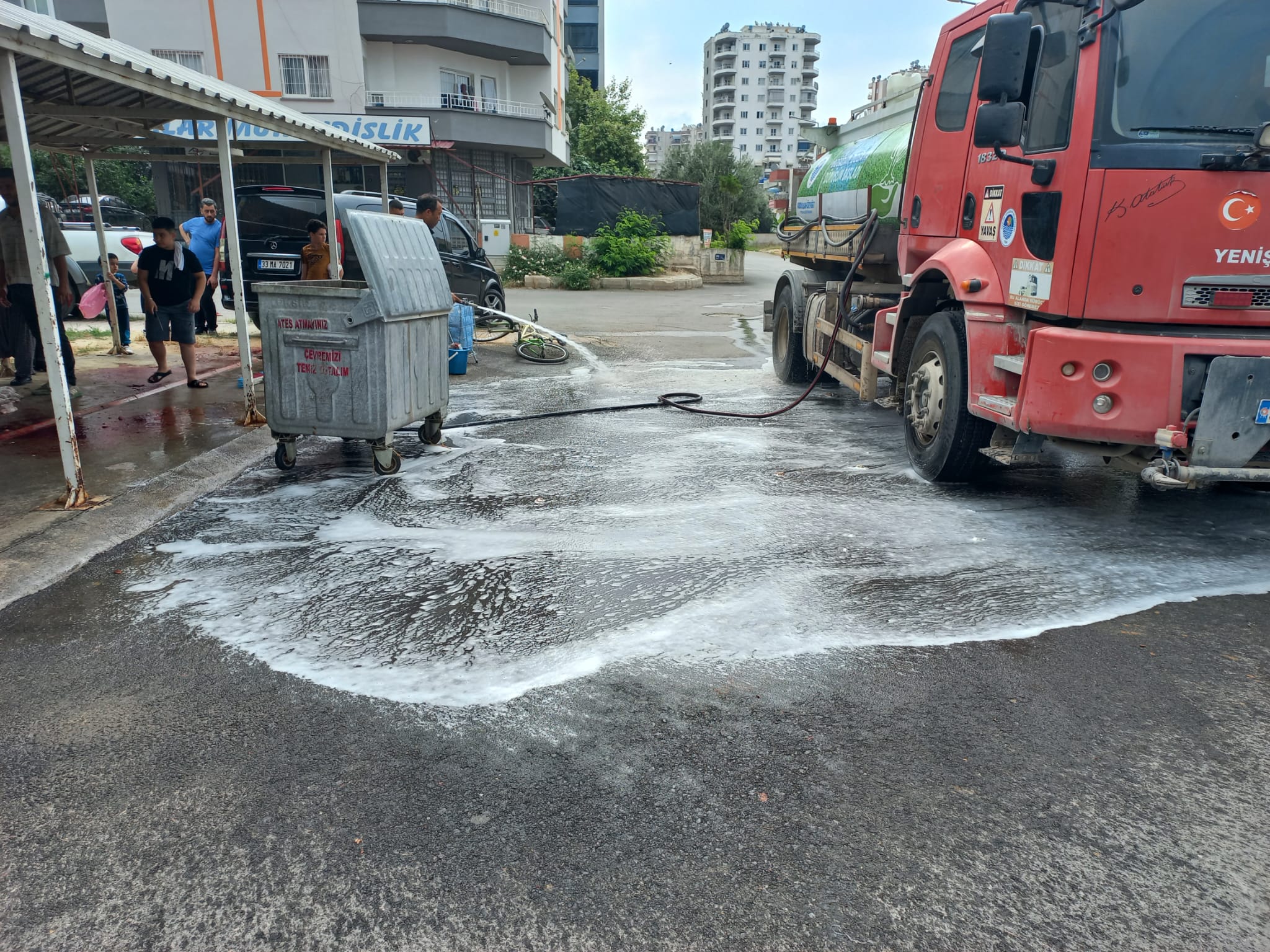 Yenişehir Belediyesi kent genelinde temizlik çalışmalarını sürdürüyor (4)