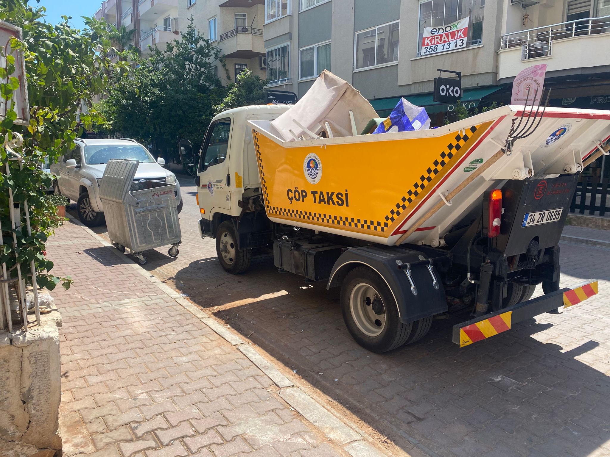 Yenişehir Belediyesi kent genelinde temizlik çalışmalarını sürdürüyor (6)