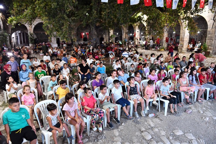 BÜYÜKŞEHİR BELEDİYESİ’NDEN MUT’TAKİ ÇOCUKLARA AÇIK HAVA FİLM ETKİNLİĞİ (1)