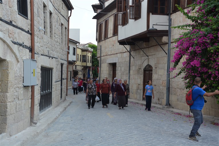 BÜYÜKŞEHİR, ÇUKURBAĞ SAKİNLERİNİ TARSUS’TA AĞIRLADI  (4)
