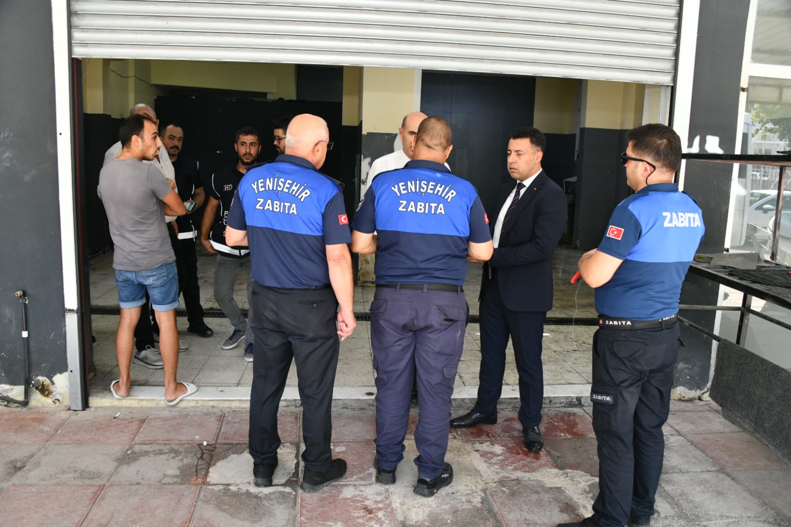 Yenişehir Belediyesi zabıtası işyerinde 28 kaçak göçmen tespit etti (1)