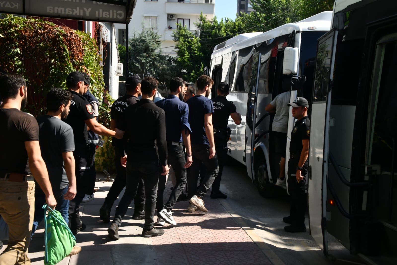 Yenişehir Belediyesi zabıtası işyerinde 28 kaçak göçmen tespit etti (2)