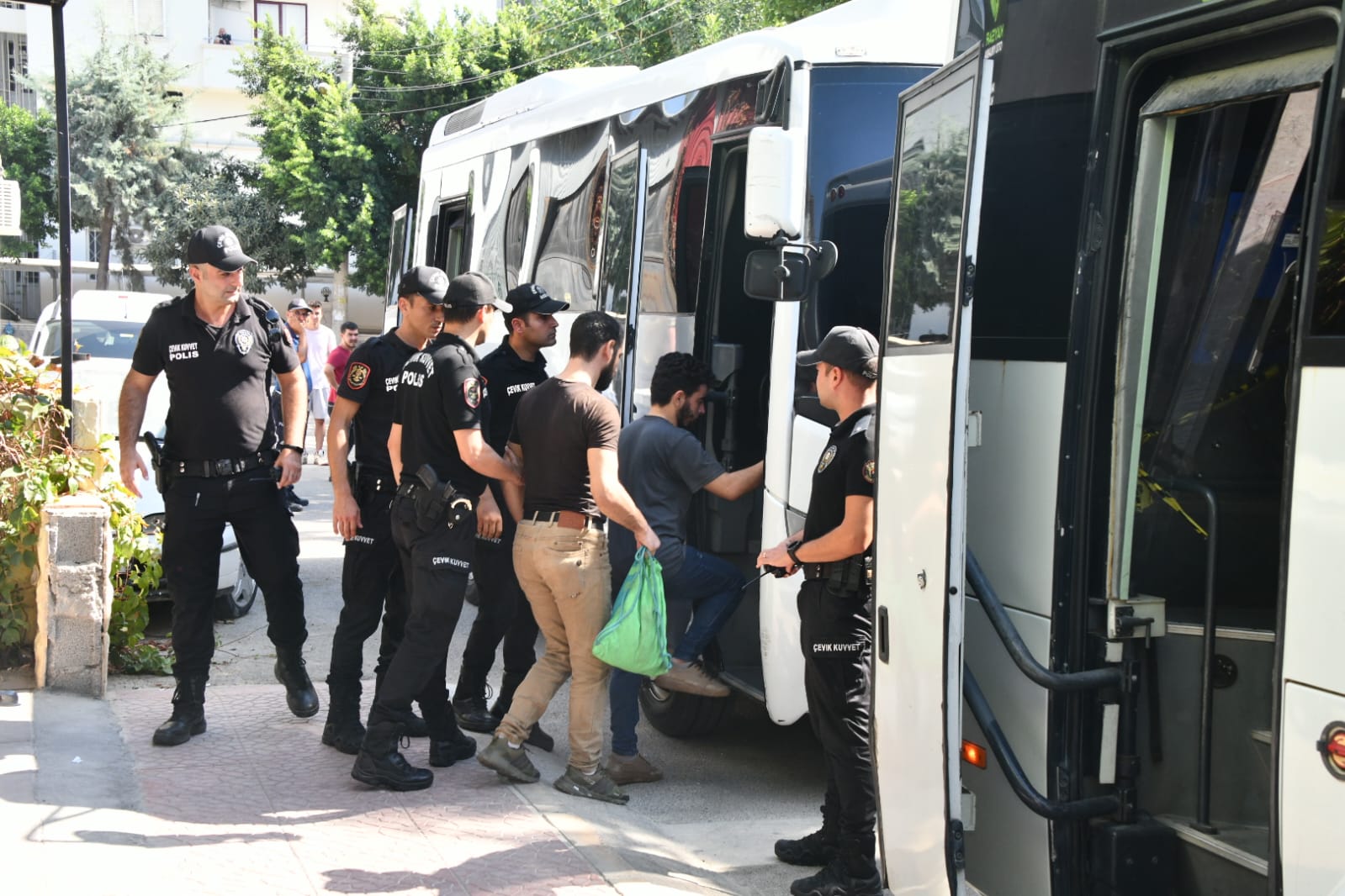 Yenişehir Belediyesi zabıtası işyerinde 28 kaçak göçmen tespit etti (3)