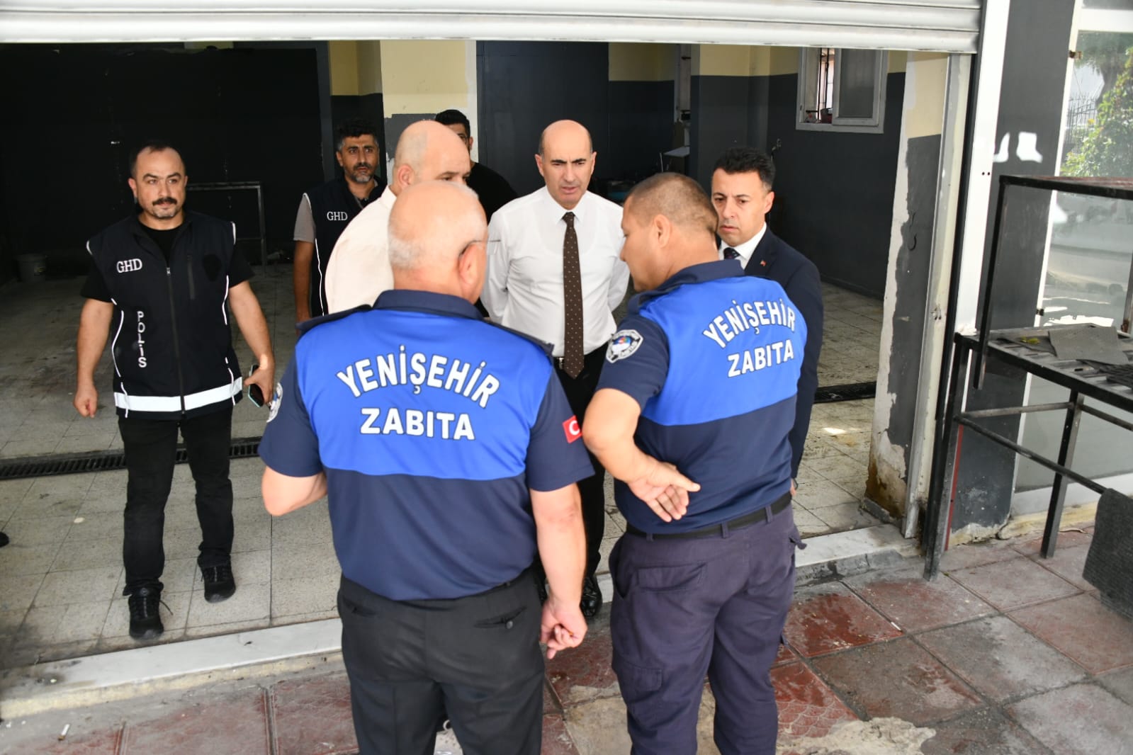 Yenişehir Belediyesi zabıtası işyerinde 28 kaçak göçmen tespit etti (4)