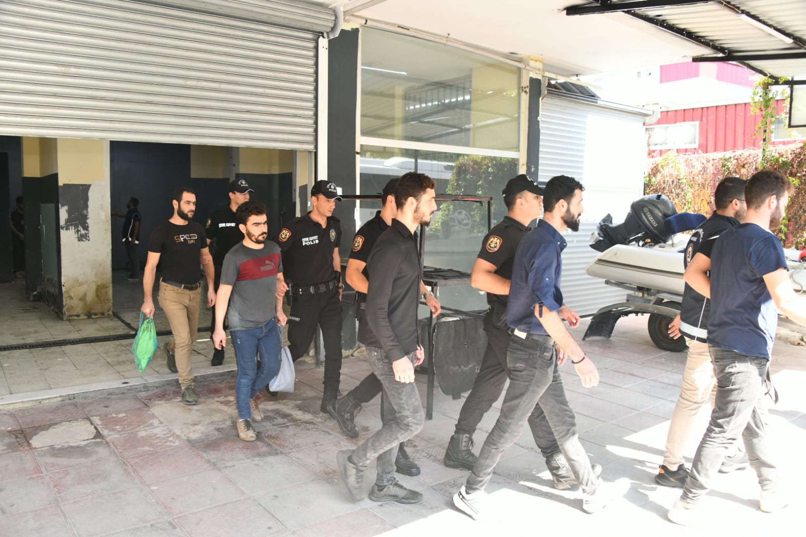 Yenişehir Belediyesi zabıtası işyerinde 28 kaçak göçmen tespit etti (5)