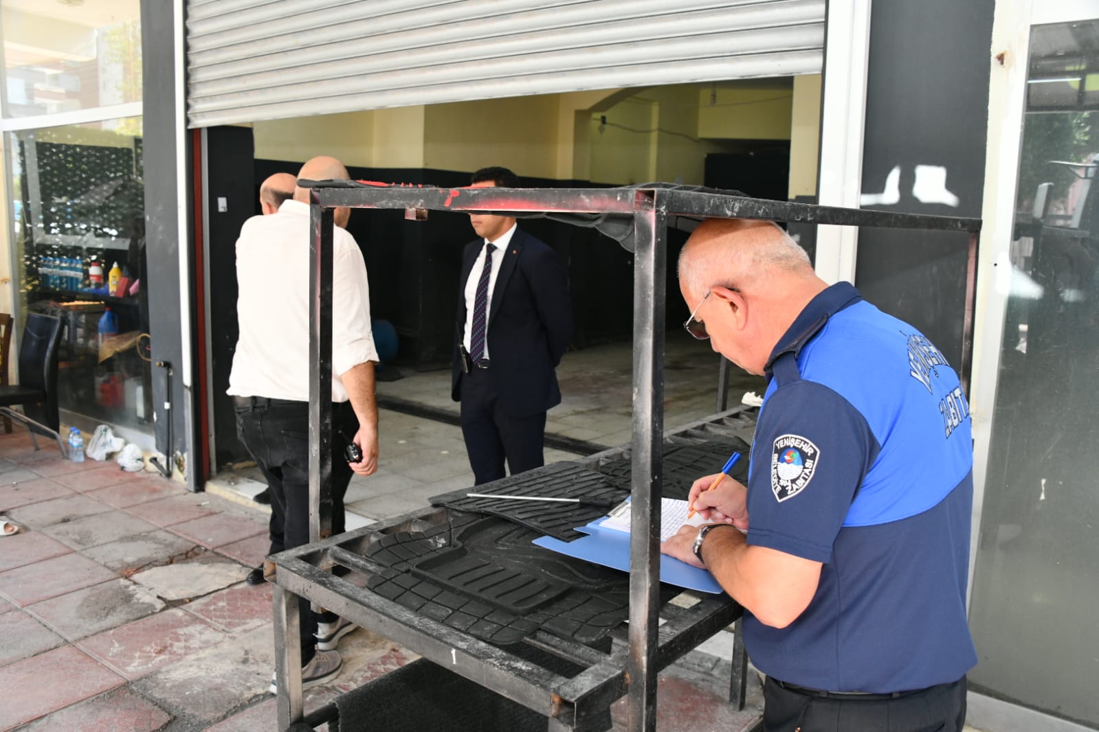 Yenişehir Belediyesi zabıtası işyerinde 28 kaçak göçmen tespit etti (6)