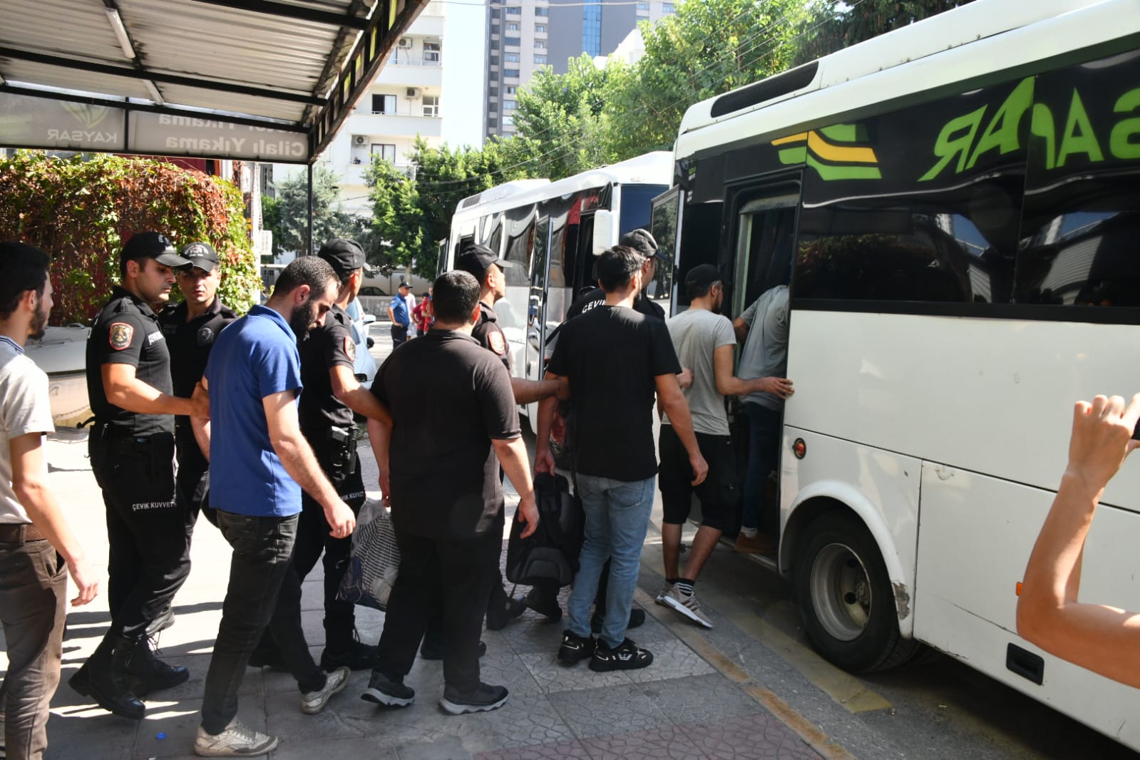 Yenişehir Belediyesi zabıtası işyerinde 28 kaçak göçmen tespit etti (7)
