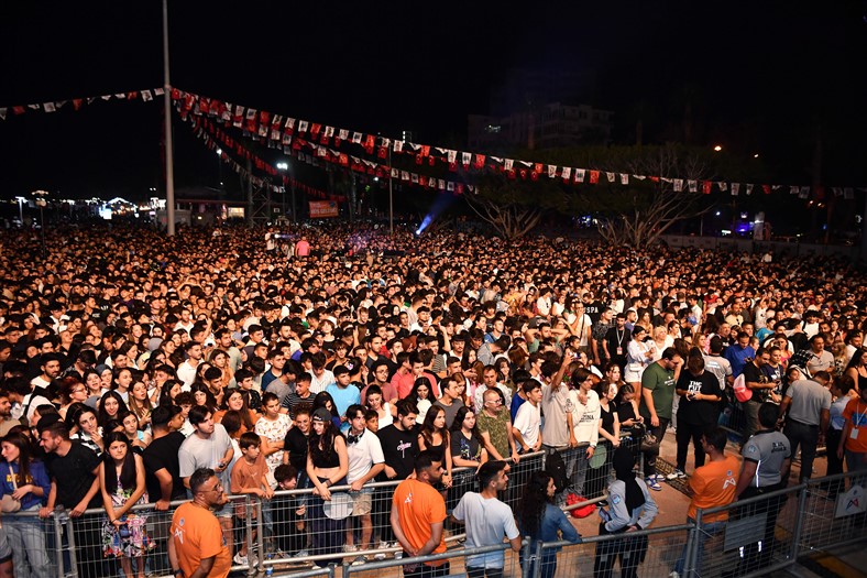 ‘2. MERSİN GENÇLİK FESTİVALİ’ FİNALİNE ALEYNA TİLKİ VE CEZA DAMGA VURDU (7)