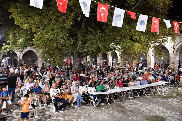 ‘6. KARACAOĞLAN TÜRKÜLERİ GECESİ’ BÜYÜKŞEHİR’İN EV SAHİPLİĞİNDE GERÇEKLEŞTİ (2)