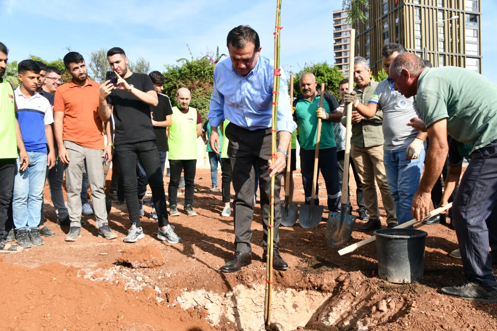 Başkan Özyiğit, öğrencilerle jakaranda fidanlarını toprakla buluşturdu (4)