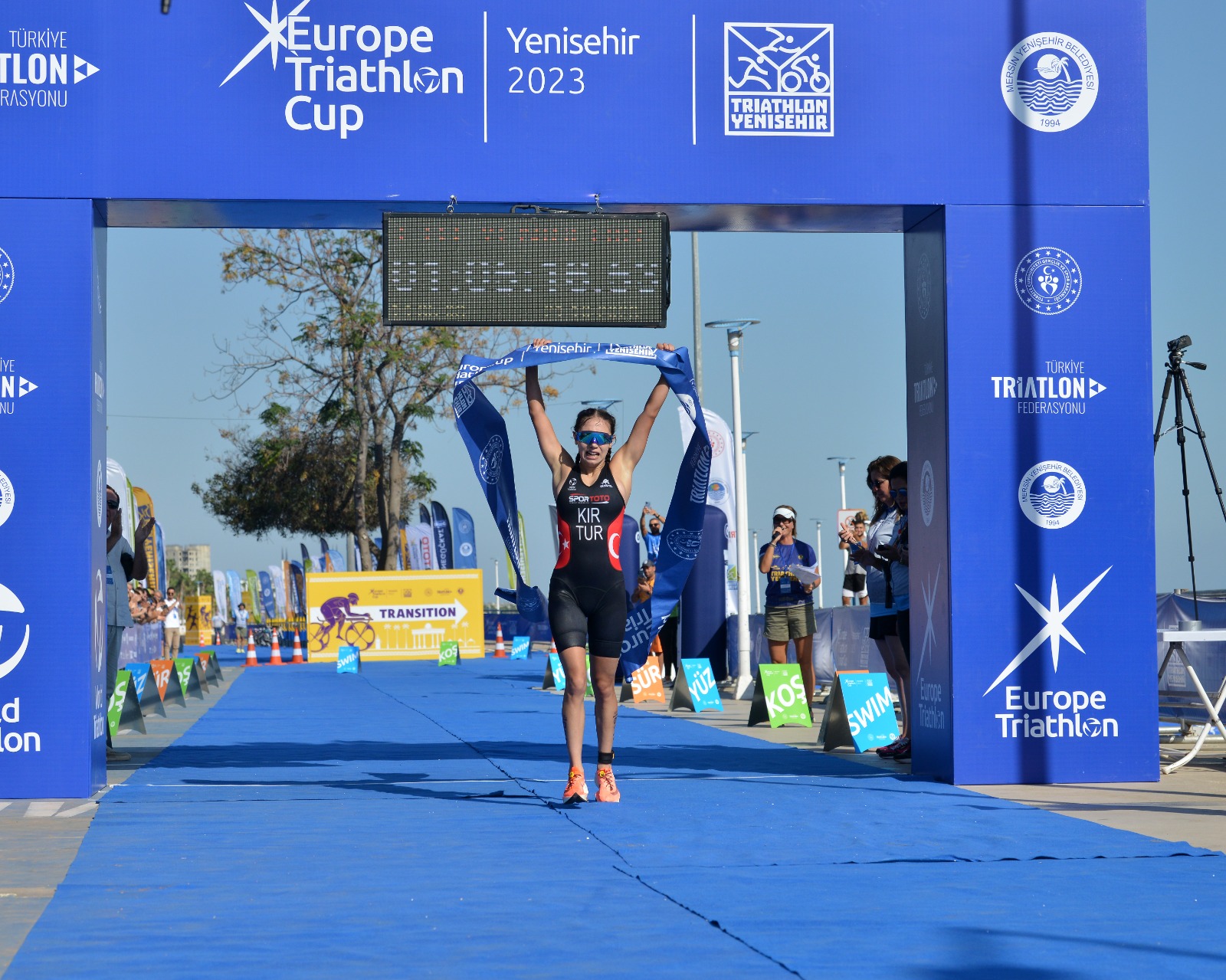 Yenişehir Avrupa Triatlon Kupası'nda milli triatlet Selinay Tuğçe Kır altın madalya kazandı (2)