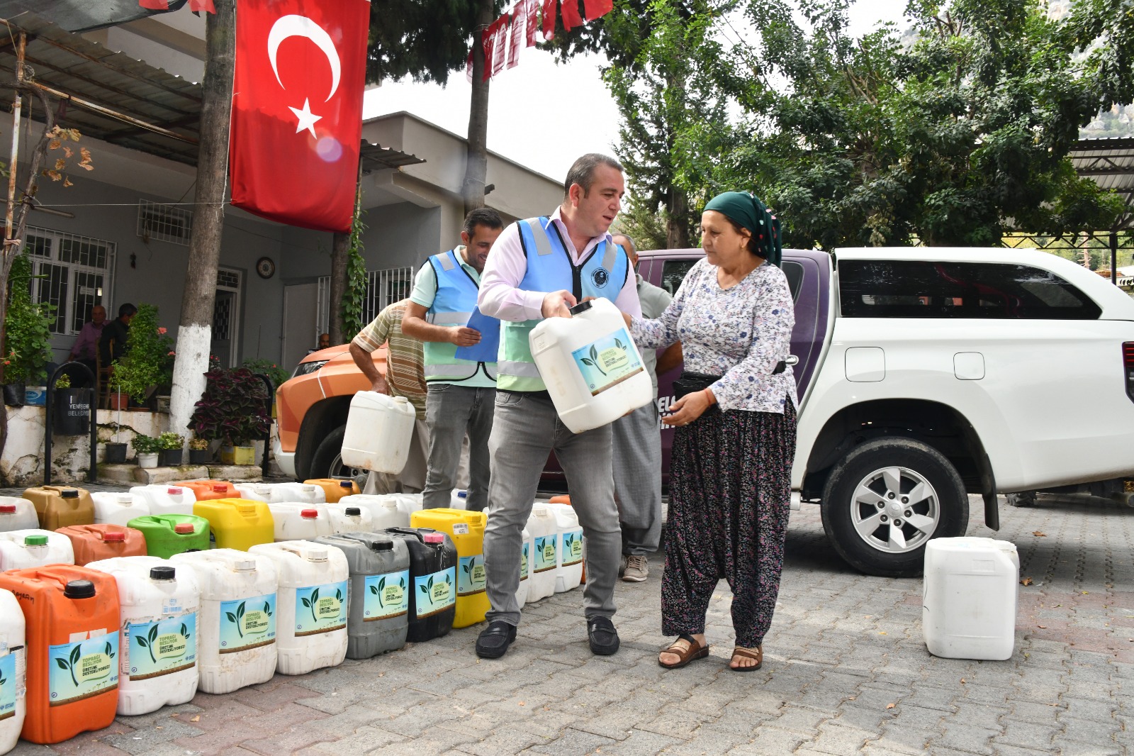 Yenişehir Belediyesi organik solucan gübresi dağıtımını sürdürüyor (1)