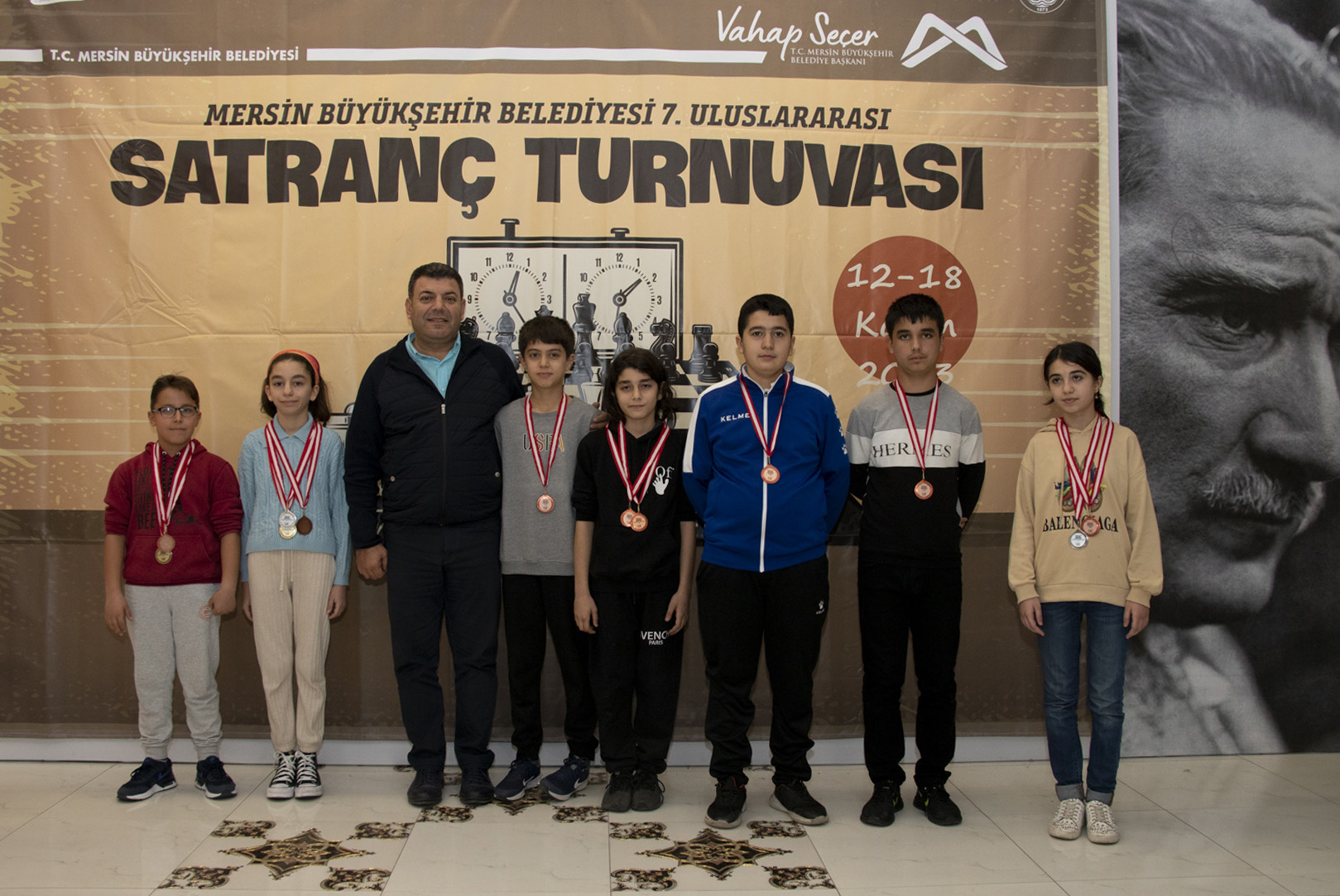 ‘7. ULUSLARARASI SATRANÇ TURNUVASI’NDA SPORCULARA ÖDÜLLERİ VERİLDİ (4)