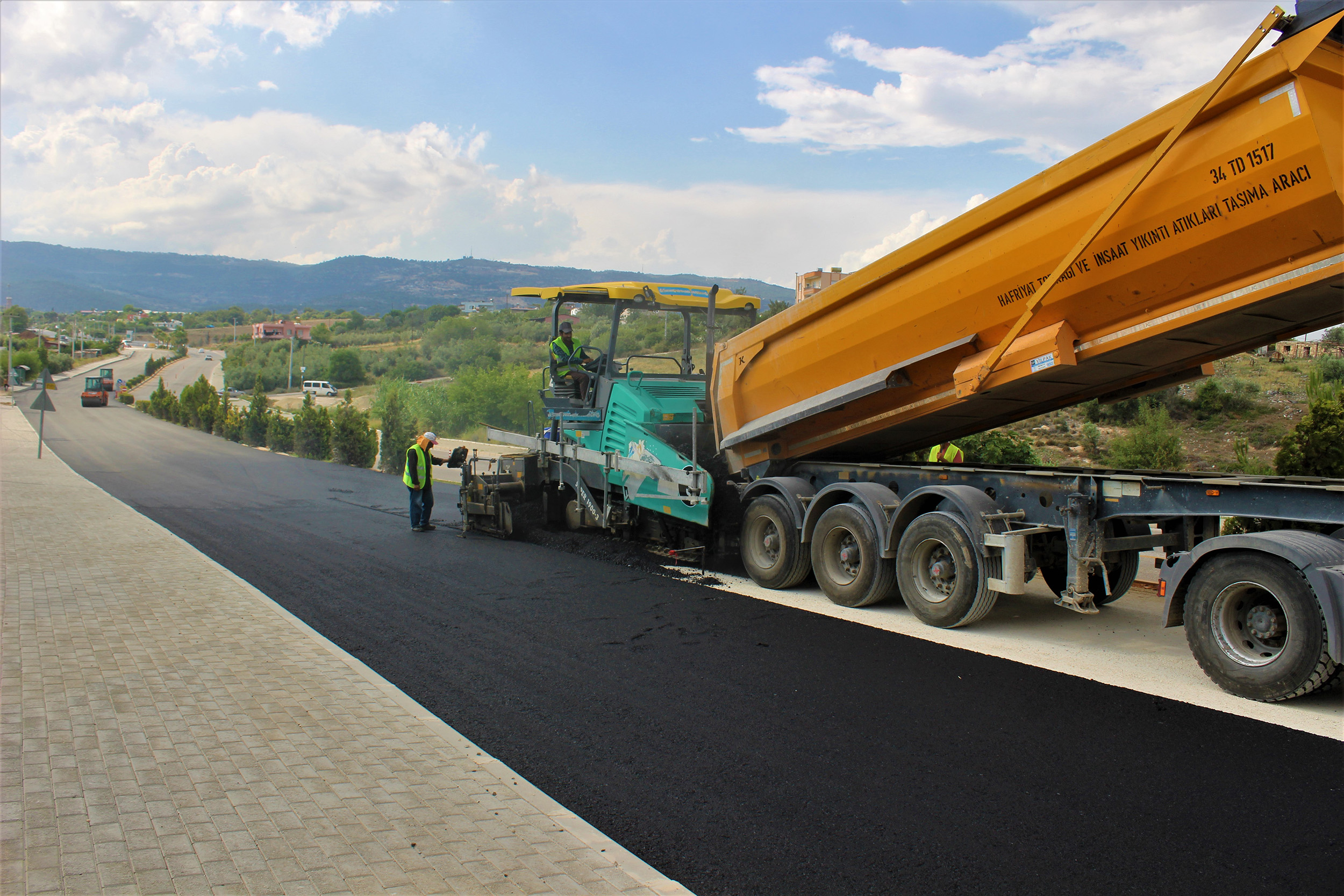 BÜYÜKŞEHİR YOL YAPIM EKİPLERİ ÇALIŞIYOR, ULAŞIM KALİTESİ ARTIYOR  (2)