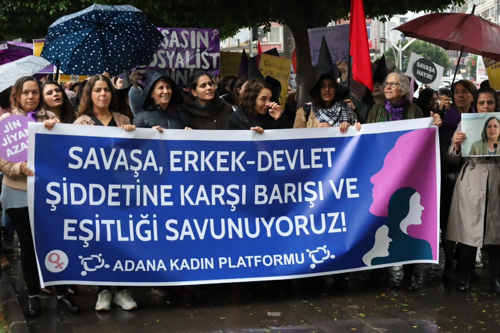 Adana Kadın Platformunun 25 Kasım Yürüyüşünü Yoğun Yağmur Bile Engelleyemedi