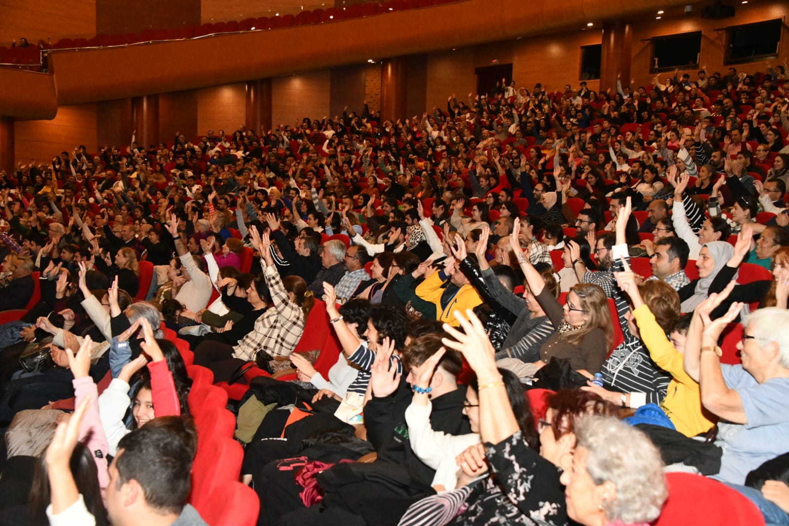 Yenişehir Belediyesi 9 gün süren tiyatro festivaliyle 13 bin sanatseveri ağırladı  (10)