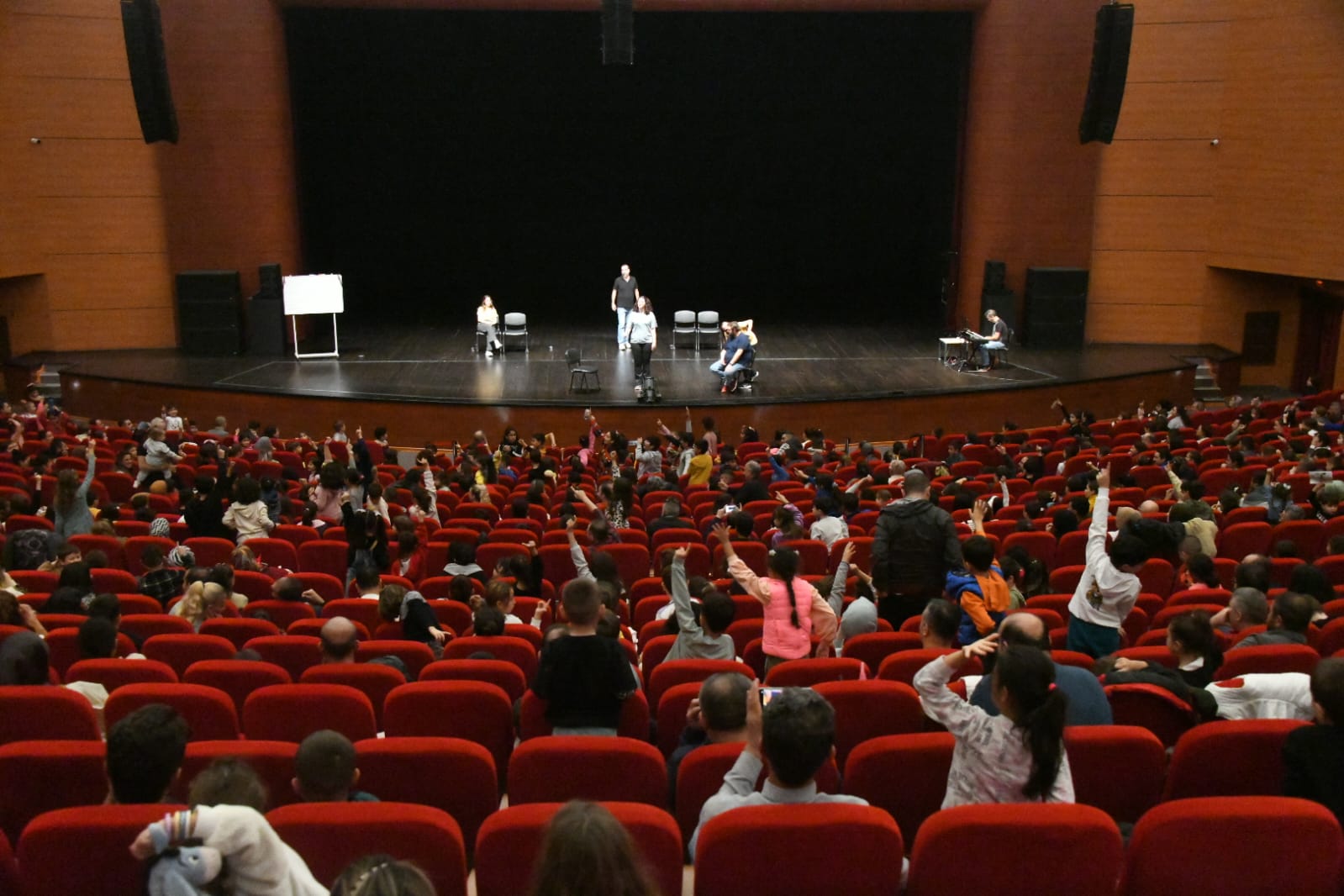 Yenişehir Belediyesi 9 gün süren tiyatro festivaliyle 13 bin sanatseveri ağırladı  (9)