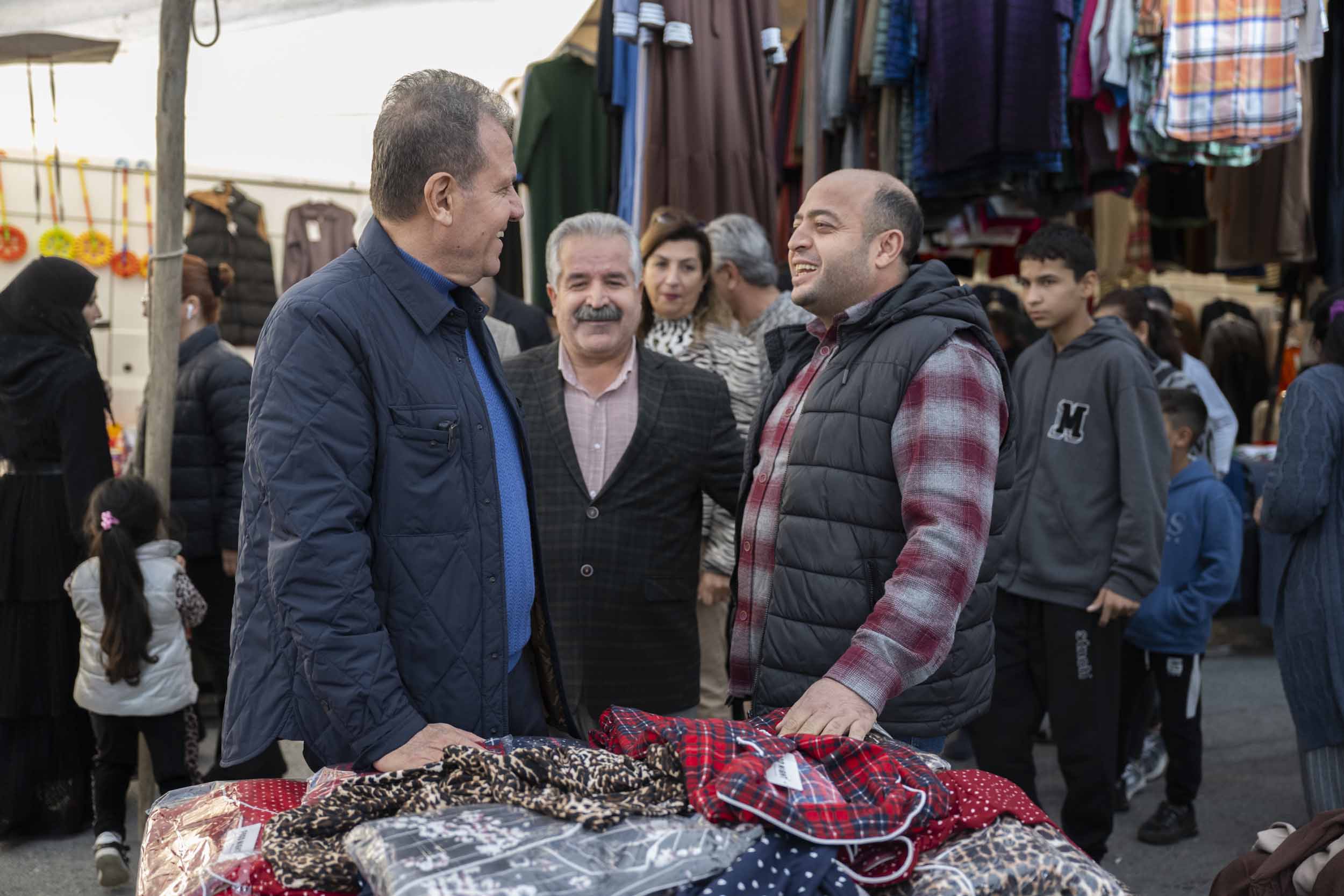 KURDALİ PAZARINDA BAŞKAN SEÇER’E YOĞUN İLGİ  (1)