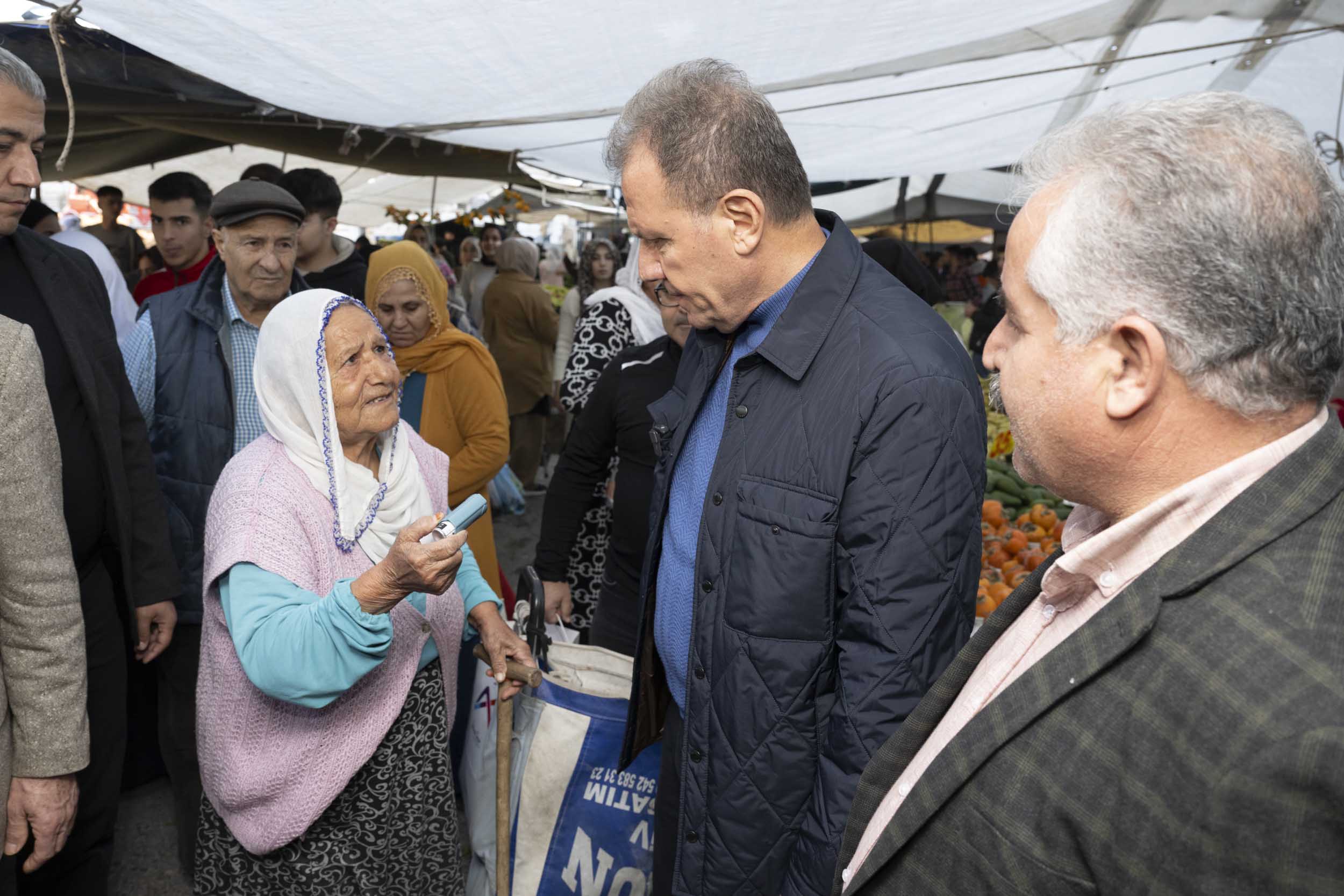 KURDALİ PAZARINDA BAŞKAN SEÇER’E YOĞUN İLGİ  (7)