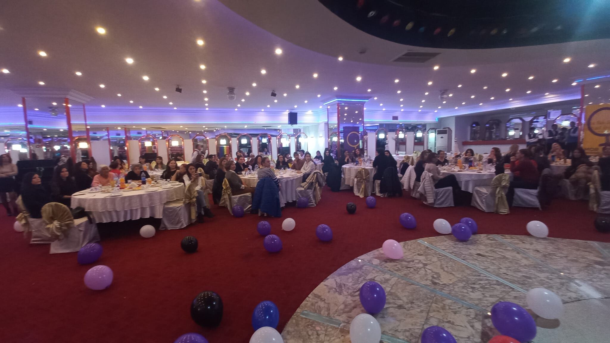 Adana Mor Dayanışma 10. Yıl Etkinliğinde Kadınlar Haykırdı: "Kadınlar Vardır, Kadınlar Vardır, Kadınlar Her Yerde"