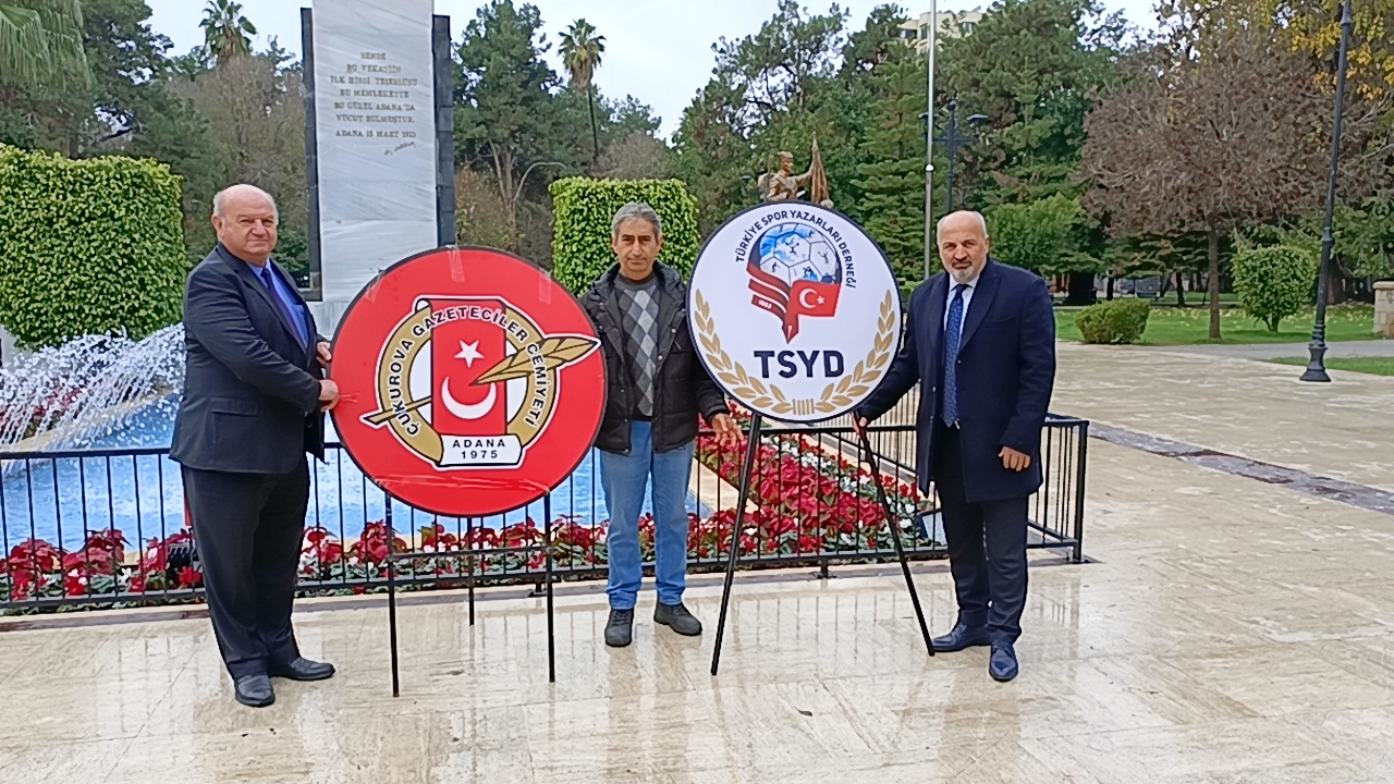 Atatürk Anıtı'na Esendemir, Kanber ve Büyükkaya tarafından çelenk konuldu