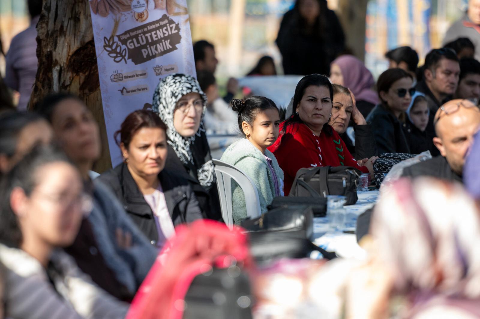 BAŞKAN SEÇER VE EŞİ MERAL SEÇER, ‘GLÜTENSİZ PİKNİK ETKİNLİĞİ’NE KATILDI (11)