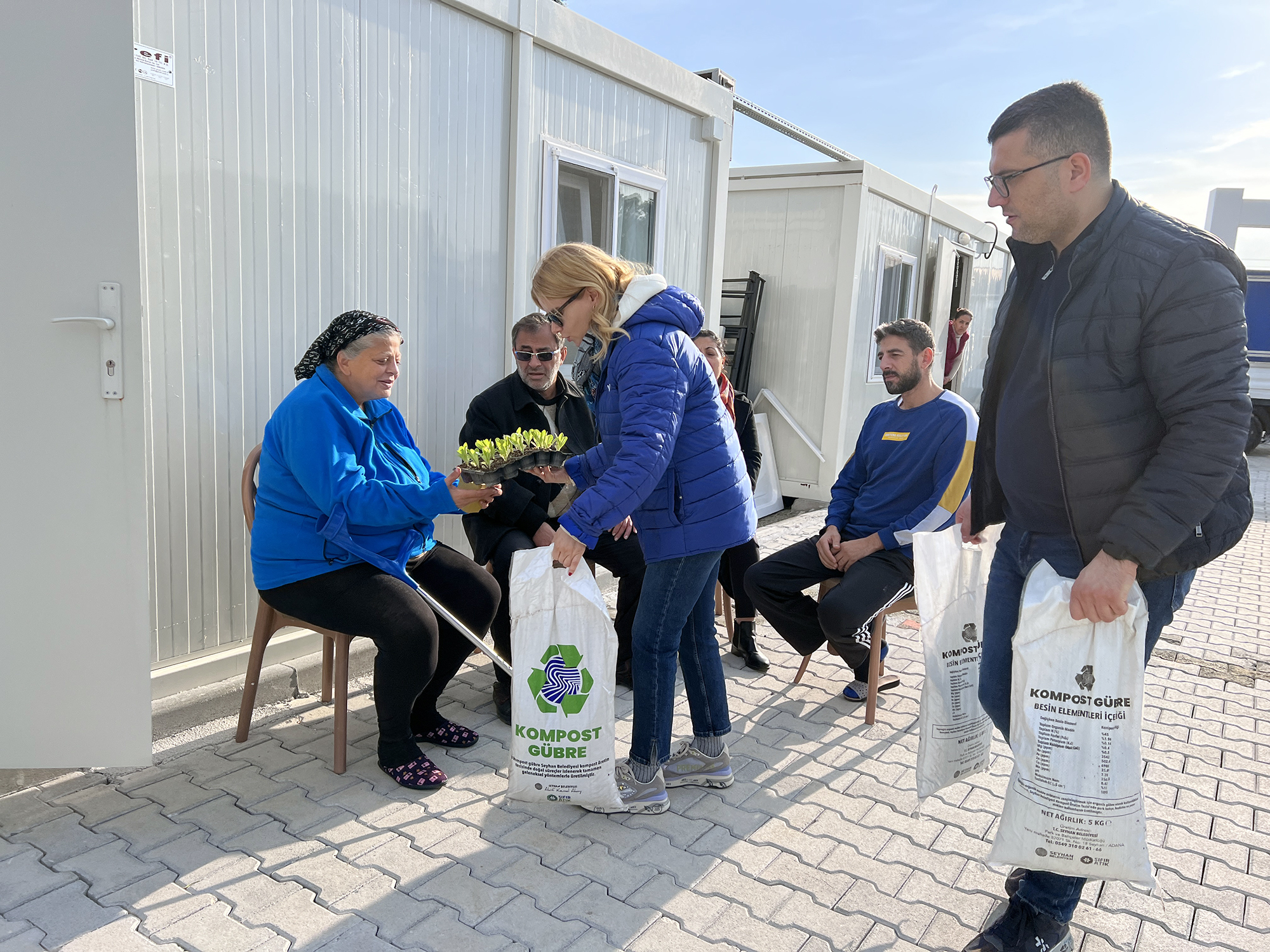 BİLGE BAŞKAN DEPREMZEDELERİ YALNIZ BIRAKMIYOR  (1)