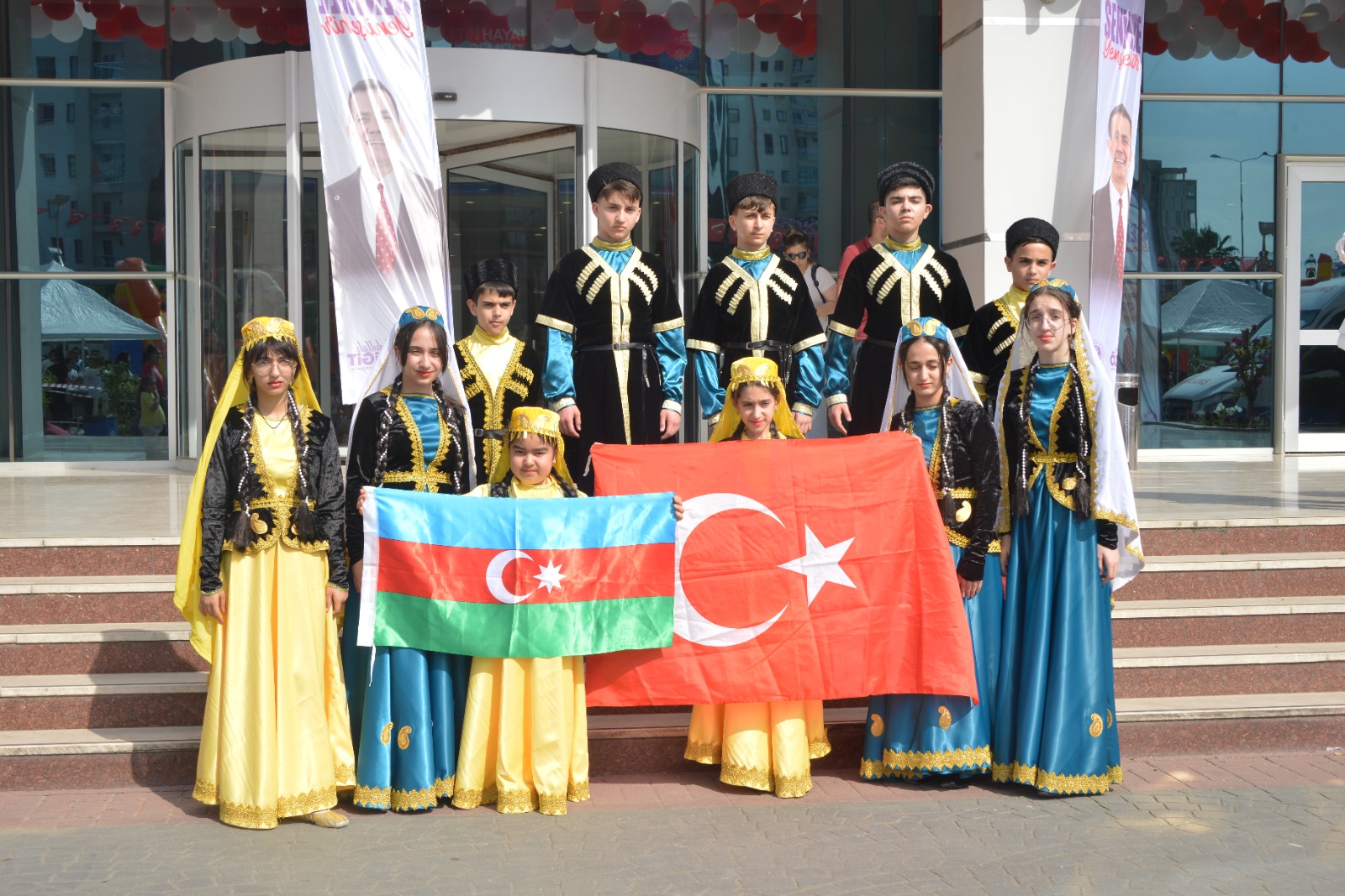 Dünya Çocukları Yenişehir Belediyesinin 23 Nisan Kutlamalarında Buluştu (1)