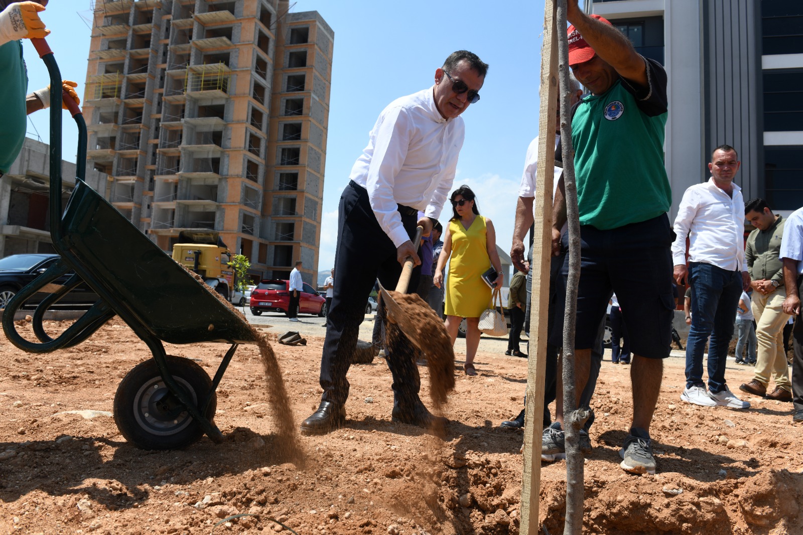 Yenişehir Belediyesi Ağaçlandırma Çalışmalarını Sürdürüyor