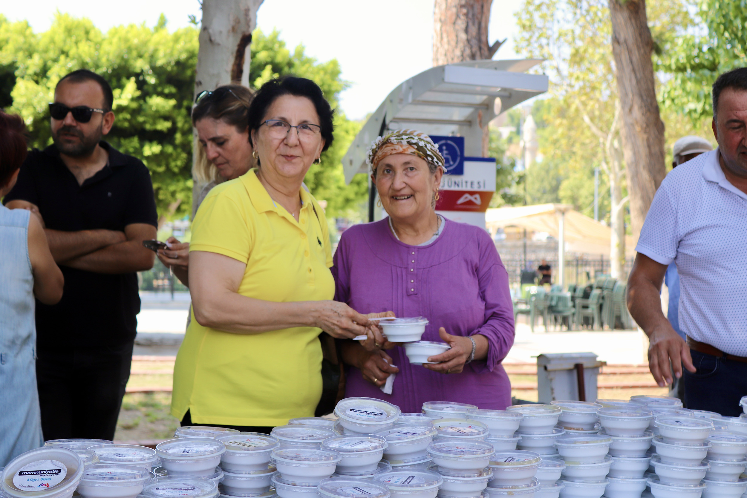 Büyükşehi̇r Aşhanesi̇’nde Bolluk Ve Bereket İçi̇n Kaynayan Aşureler Mersi̇nli̇lere Dağitildi (2)