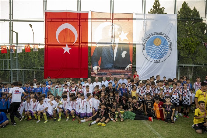 Büyükşehi̇ri̇n U11 Ve U 12 Futbol Şenli̇k Li̇gi̇ Ödül Töreni̇ İle Son Buldu (1)