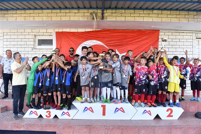 Büyükşehi̇ri̇n U11 Ve U 12 Futbol Şenli̇k Li̇gi̇ Ödül Töreni̇ İle Son Buldu (11)