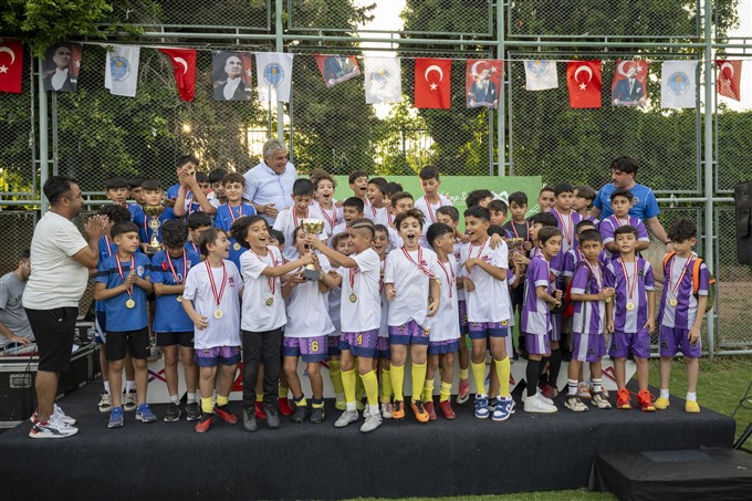 Büyükşehi̇ri̇n U11 Ve U 12 Futbol Şenli̇k Li̇gi̇ Ödül Töreni̇ İle Son Buldu (2)